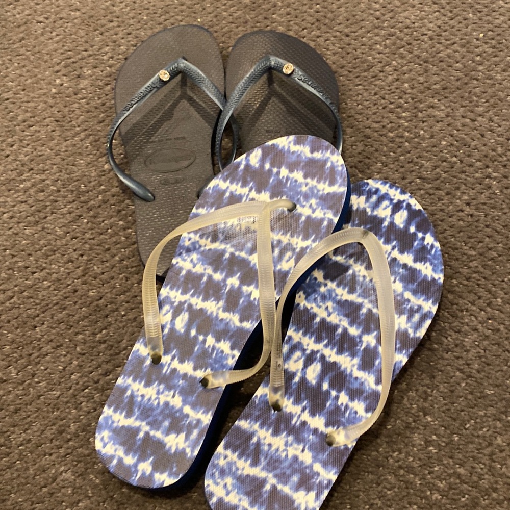 2 Pairs of Summer Flip Flops